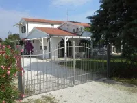 Villa 2.5 km from the sea, unit 2 Hotels in 