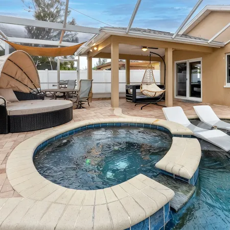 Poolside Paradise close to Clearwater 5br 2bath sleeps 12 with heated pool