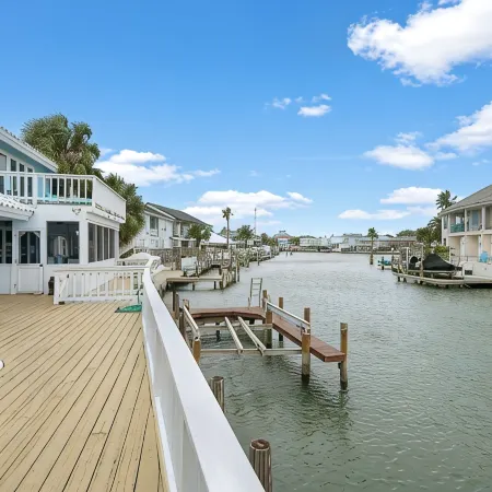 3 Bedroom Waterfront home with Pool and boat dock