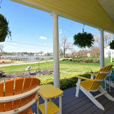 Waterfront with spectacular view, close to restaurants and bars