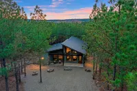 Beautiful Couples Cabin nestled in the woods