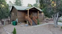 Show Low Cottage Hideaway-Cozy Cabin w/Fireplace