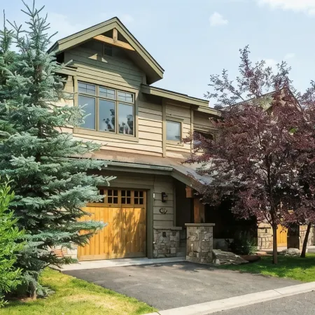 Cozy Home steps from Town Center, with a Stunning View of the Mountains!