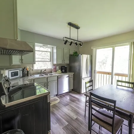 Relax with the family in a newly renovated and furnished upper level duplex. Отели в г. Фридли