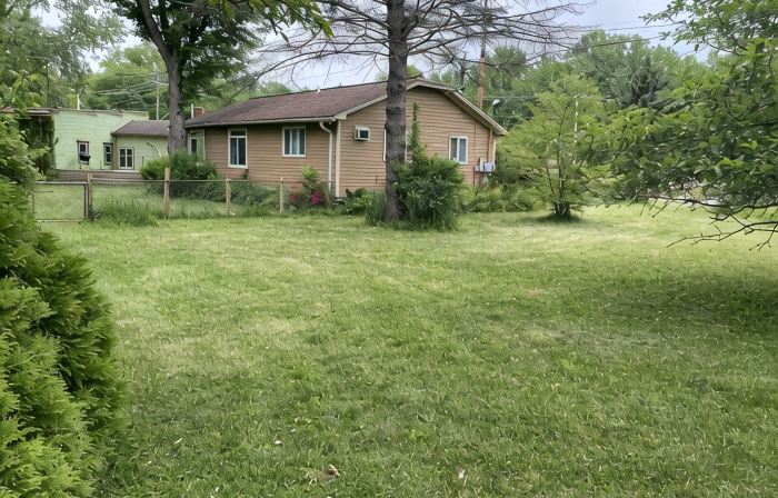 Carrie's Cottage - Charming Duplex Style 3 Bedroom Cottage with Beach Access!