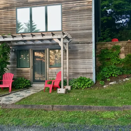 Beautifully appointed lake-view cottage with dock access Отели в г. Каслтон