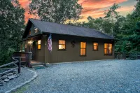 Secluded Cabin, Creek, Dogs ok, Theater&Escape Room, Hottub, Fireplace Fire Pit. - 샬레 호텔