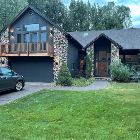 Ski • Soak • Golf -Comfortable Home Upscale Neighborhood Best Location