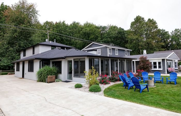 Modern Lakefront Gun Lake Cottage Near Bay Pointe Inn