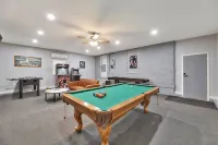 Wichita home, by the river, spacious 9 beds-game room with pool table, 1gb Wi-Fi - Jacuzzi