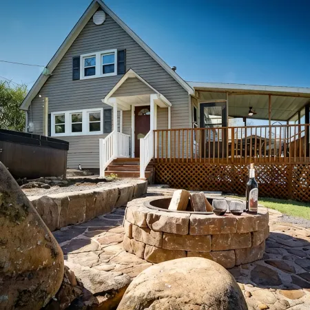 5 min to NRG Park + hot tub + fire pit + game room