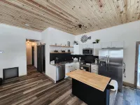 A Farmhouse style lodge, Centrally Located & Family Friendly Unit! - 2 stjerner