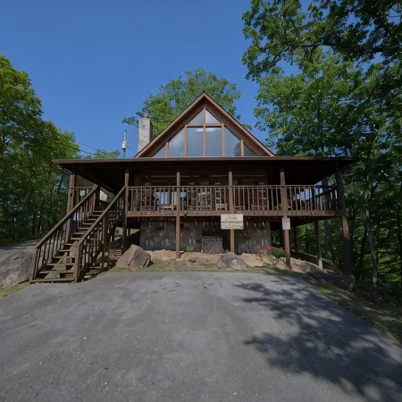 Cabin of Dreams – Bluff Mountain Views, Hot Tub & Wildlife