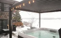 Lakefront Storybook cottage • Hot Tub • Fireplace • 4 bd 2 bath. - WiFi