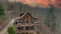 Private Mountain Cabin Retreat 1.5 acres, Amazing Views, Hot Tub, STARLINK Wifi