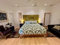 The Signature Orange Grove King Suite - Apartments