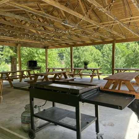 Beautiful 4 unit lodge w/ Hot tub, WiFi, fire pits &  pavilion area with grills