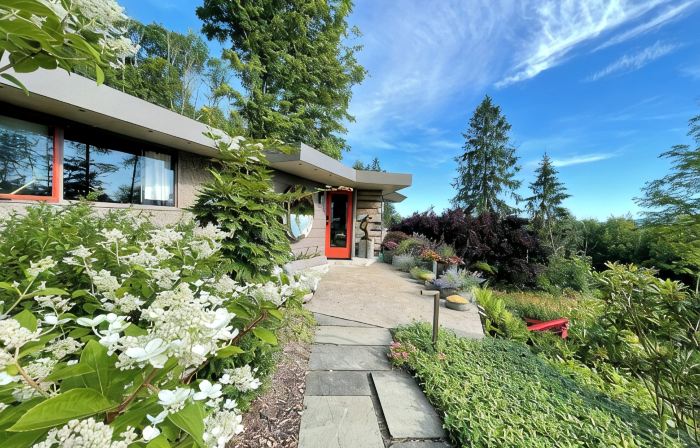Nationally Registered Usonian Cottage at Lynn Hall by FLW's Fallingwater Builder