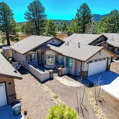 Beautiful Model home 2 minutes to town, golf and hiking. Perfect for families!