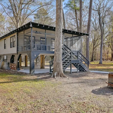 Riverfront Cottage with 2 docks and firepit located on the Edisto River