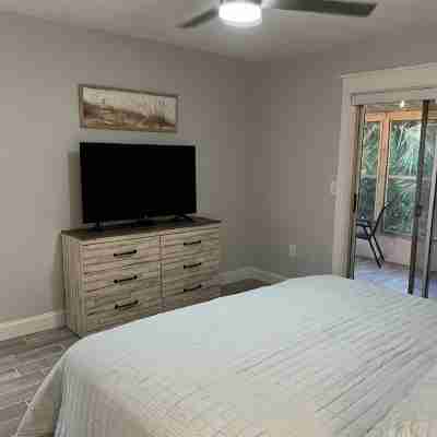 Quiet Downtown Sarasota Condo minutes from Siesta Key. Rooms