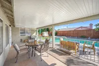 The Drexell- Newly Upgraded home w/ pool, spa, firepit! - Private Pools