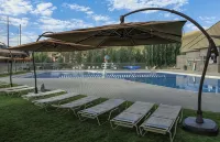 Spacious Sun Valley Escape- Ground Level, Private Porch & BBQ - Pools