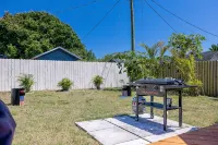 Palm Paradise ~ Hot Tub + Private Yard + Games - 17 mins to the beach! - 4-Star