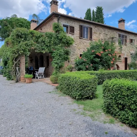 Idyllic guest house in Tuscan country house style with swimming pool