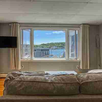 Coastal downtown 1 Bed, 1 Bath, full kitchen w/ harbor view Rooms