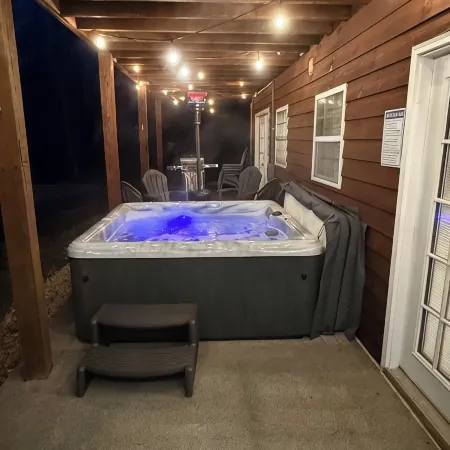 Charming cabin with 3 bedrooms and hot tub in Blue Ridge