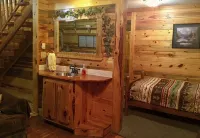 Mountain Peaks Inn, OLD BALDY MTN SUITE, Downtown Hill City - Hytter
