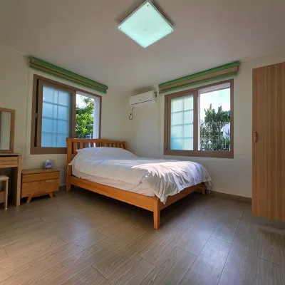 Jeju Albam Oreum House Pension Hotels near Bengdwigul Cave