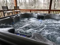 Huge Decks, Hot Tub, Fire Pit & Dog Friendly. Close to Boone and Banner Elk.