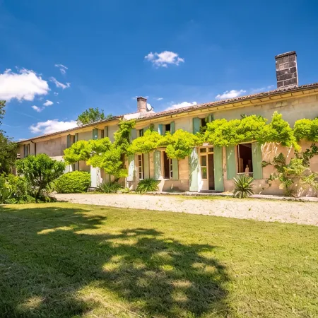 Charming house with large heated swimming pool near Saint-Emilion