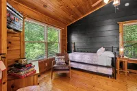 Romantic Retreat!!! Newly refreshed cabin with hot tub~New listing rates! - カップル