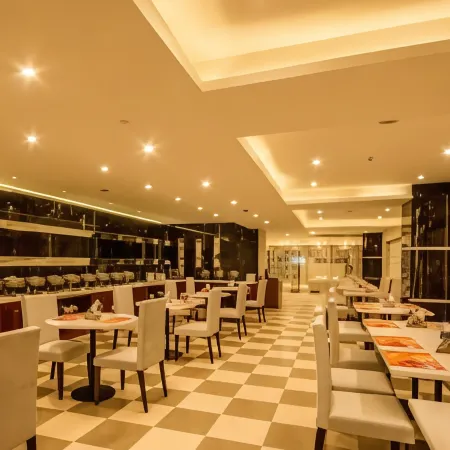 The Altruist Hitech Hotel Отели рядом с достопримечательностью «Конгресс-центр Cyber»