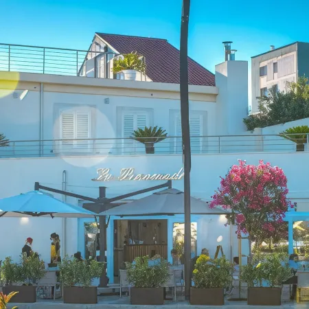 La Promenade Rooms & Suites