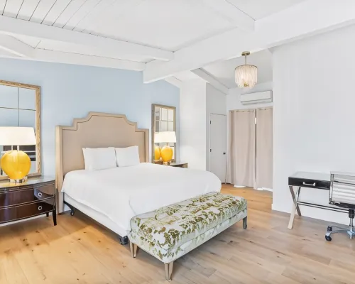 Pacific Crest Hotel Hotels near Les Marchands