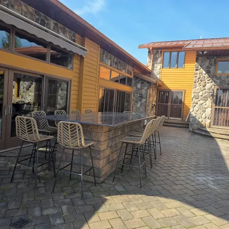 VellaVue Luxury Estate: Private Indoor Pool, Sauna, Gym & Theater – Sleeps 20