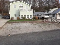 Lakeside Beach Getaway with A Gorgeous Kitchen & Dining Room with Room for 10.