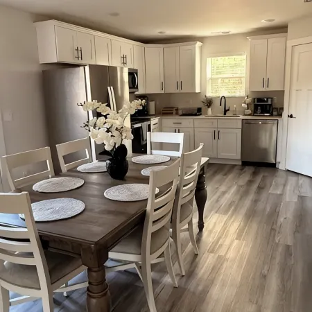 Modern Spacious Stay, Fast Wi-Fi + Workspace