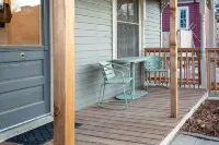 Couples Getaway | Walk to Unc | Free Cruiser Bikes - 3-Star