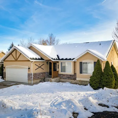 Fairway Oaks Lodge/ Two living areas/ close to skiing, boating, golf