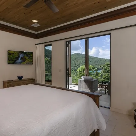 Walk to world famous Maho Bay! Privacy, views, pool, 4 equal king size bedrooms. Отели в г. Сентрал