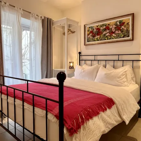 Cosy cottage, short walk to beach and restaurants