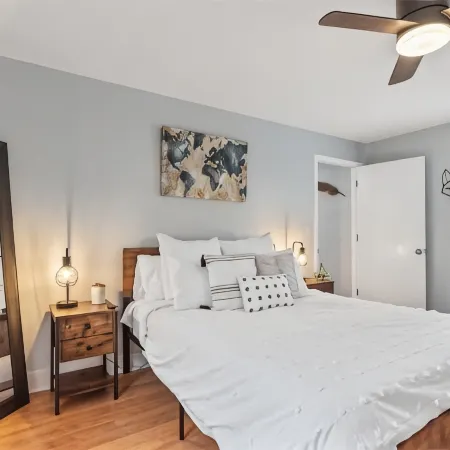 BOHO BUNGALOW - STEPS FROM HISTORIC DOWNTOWN APEX<br> Отели в г. Апекс