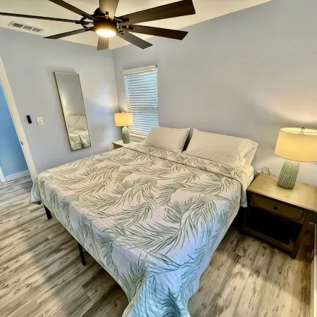 Heart of GNV with King beds, High speed Internet and 75 inches small TV