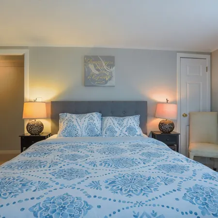 Cozy Costal Retreat in the heart of Groton's charming beach community, Отели в г. Гротон