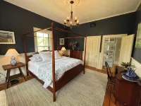 Charming Victorian Estate with AC, WiFi with water views in East Boothbay